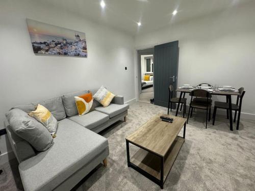 Modern 3bed, Garden, Surbiton St - Tap to explore photos