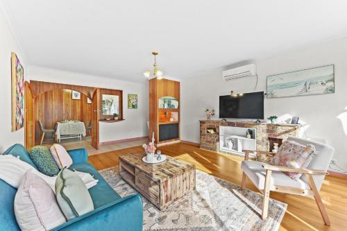 Retro Retreat - Mornington - Tap to explore photos