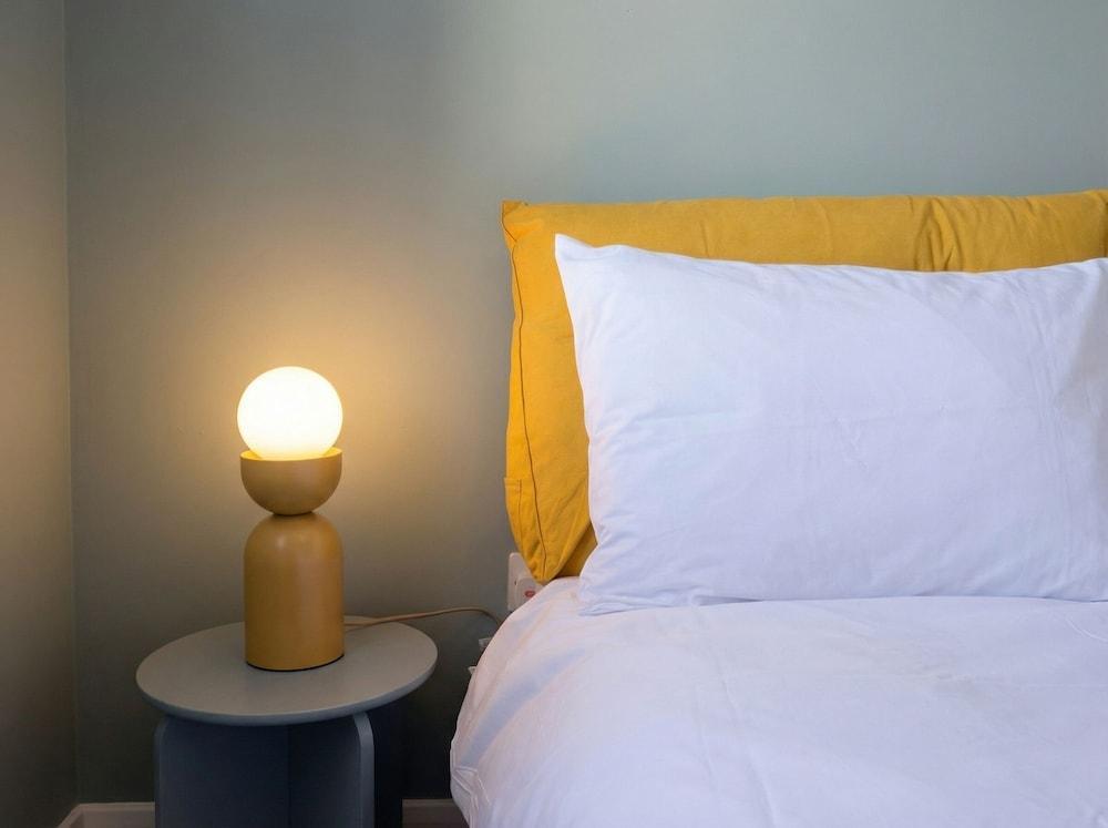 Zozy Clitterhouse Room Type - Business Double Room, Ensuite (first Floor)