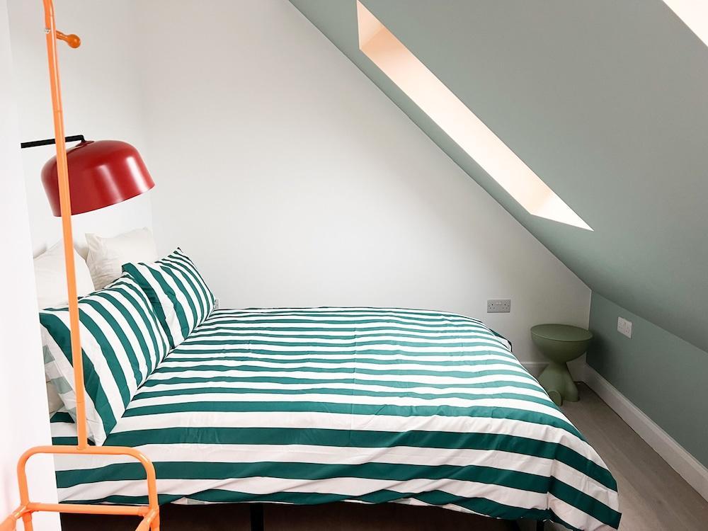 Zozy Clitterhouse Room Type - Design Double Room, Shared Bathroom, City View (second floor)