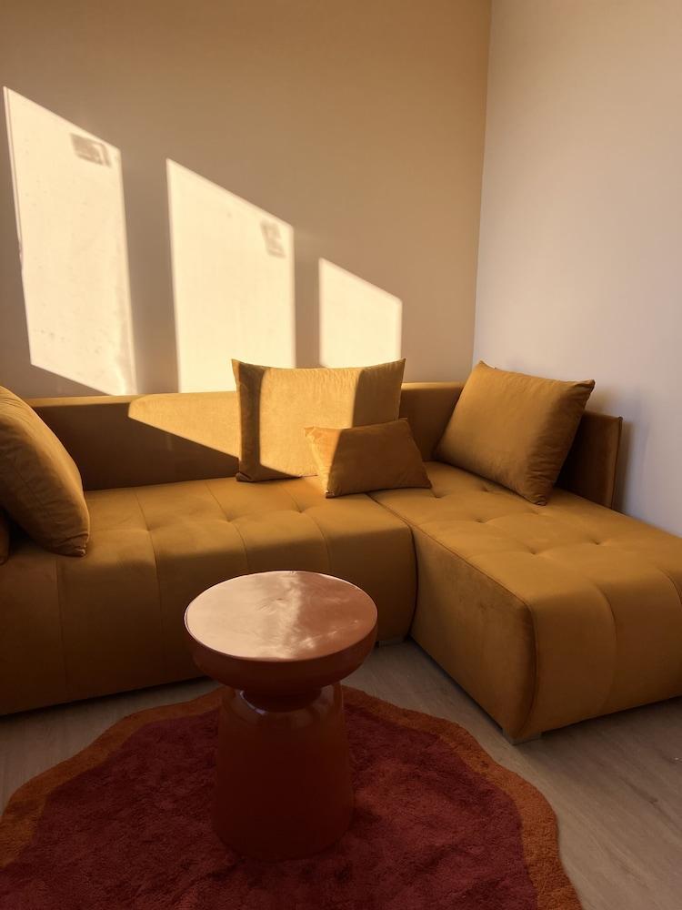 Zozy Clitterhouse Room Type - Signature Double Room, Shared Bathroom, City View Zozy Clitterhouse Room Type - Signature Double Room, Shared Bathroom, City View
