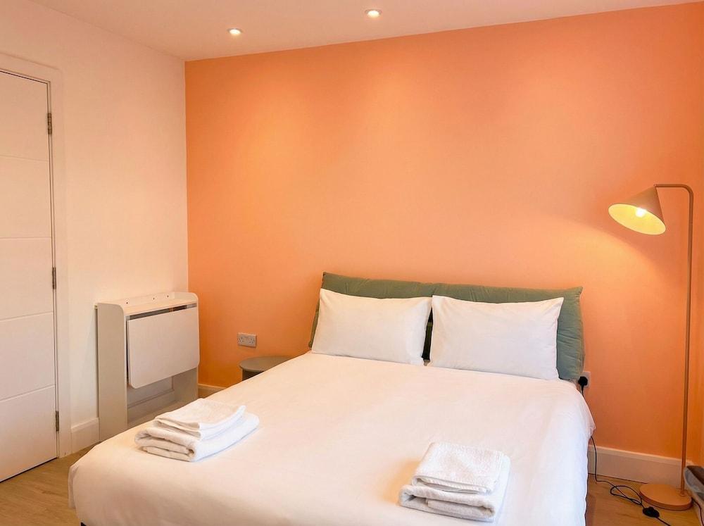 Zozy Clitterhouse Room Type - Economy Double Room, Ensuite (Ground floor)