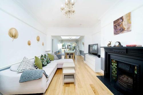 Stunning Family Bungalow With Private Parking - Tap to explore photos