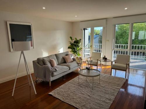 Spacious Middle Park Townhouse, Sleeps 6, Bayside - Tap to explore photos