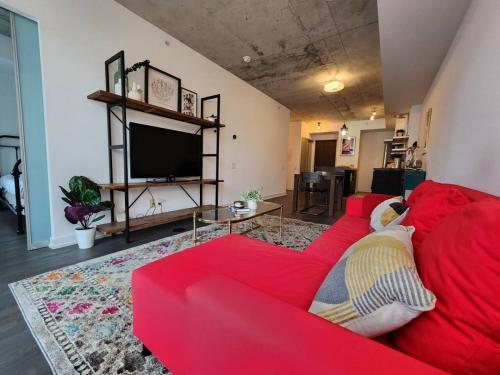 Chic 1BDR Loft with Office Space-Heart of Toronto - Tap to explore photos