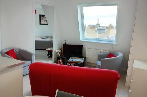 Charming 2 rooms in front of the Square Montholon - Tap to explore photos