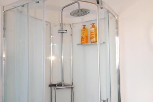 Charming 2 rooms in front of the Square Montholon - Tap to explore photos