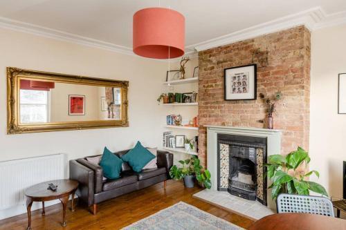 Beautiful two-floor flat near tube station - Tap to explore photos