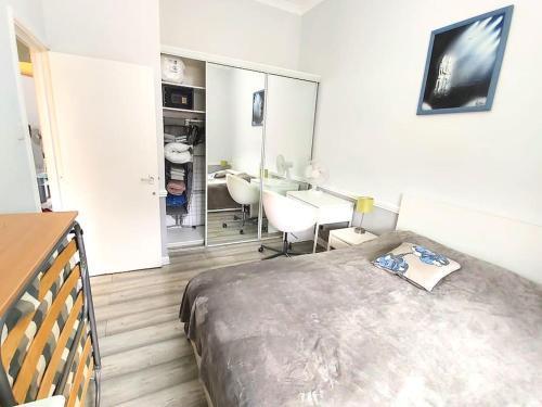 Bright 1-bedroom Apartment by River Thames - Tap to explore photos