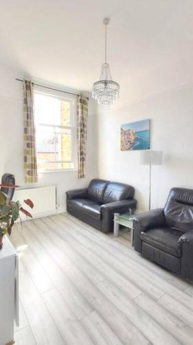 Bright 1-bedroom Apartment by River Thames - Tap to explore photos