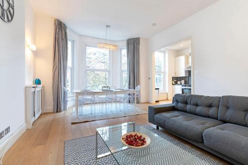 Charming 2 Bedroom Flat in Kensington - Tap to explore photos
