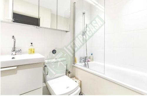 Charming 2 Bedroom Flat in Kensington - Tap to explore photos