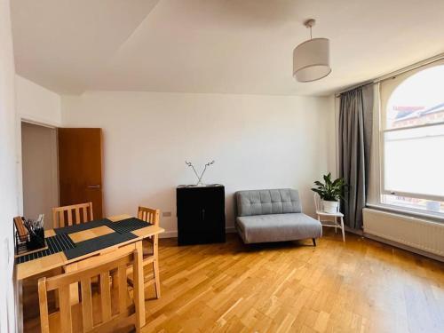 Charming 1 Bedroom Flat in Finsbury Park - Tap to explore photos