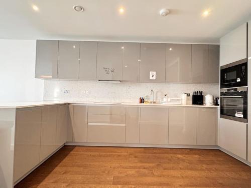 Charming Relaxing 3 BR Apartment Walk to Tube - Tap to explore photos