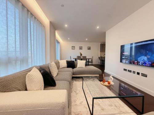 Charming Relaxing 3 BR Apartment Walk to Tube - Tap to explore photos