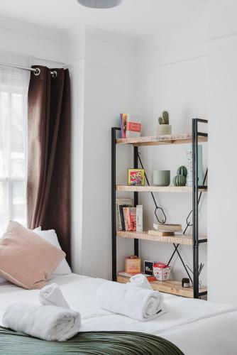 Elephant & Castle 2 bed Hammock Hangout - Tap to explore photos
