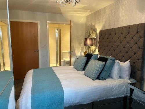 En-Suite In London - Tap to explore photos