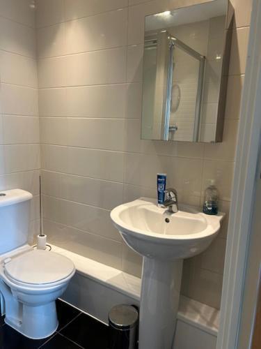 En-Suite In London - Tap to explore photos