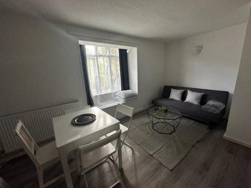 Cozy 1-Bed Flat in Brixton - Tap to explore photos