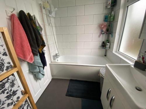 Double Bedroom in Sudbury Hill Wembley - 10 mins from Wembley Stadium - Tap to explore photos