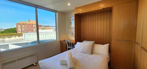 Expansive Harbour Views