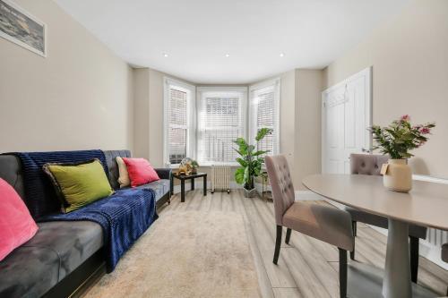 Hammersmith Flat 2 Bedrooms LGF - Tap to explore photos