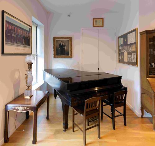 Large and Luxurious in Strivers Row