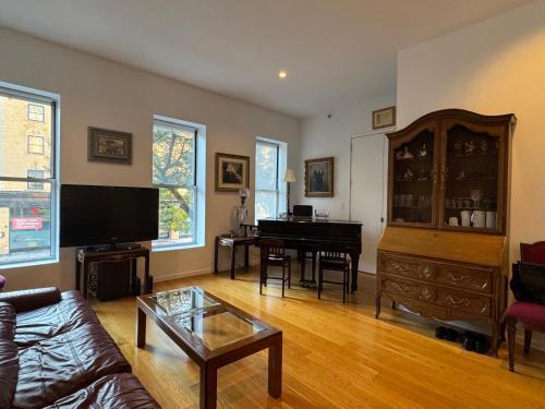 Large and Luxurious in Strivers Row - Tap to explore photos