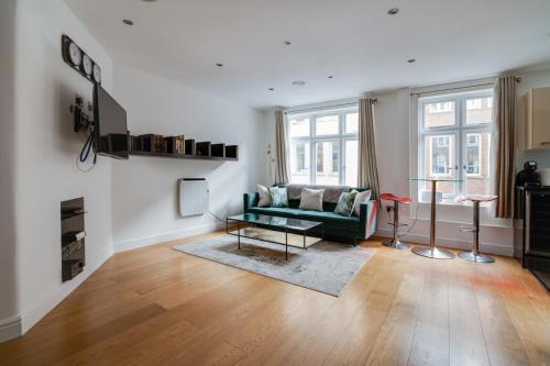 Lovely Charing Cross Apartment - Tap to explore photos
