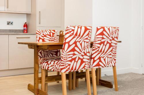 Modern 1BR with balcony & city view, Wandsworth - Tap to explore photos