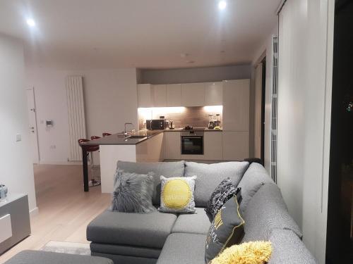 Lush Living - Double Room with Private Bathroom - Tap to explore photos