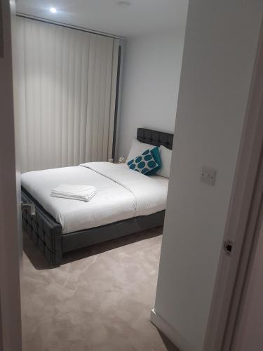 Lush Living - Double Room with Private Bathroom - Tap to explore photos
