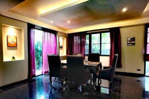 Luxury Oasis in Central Bangkok - Tap to explore photos