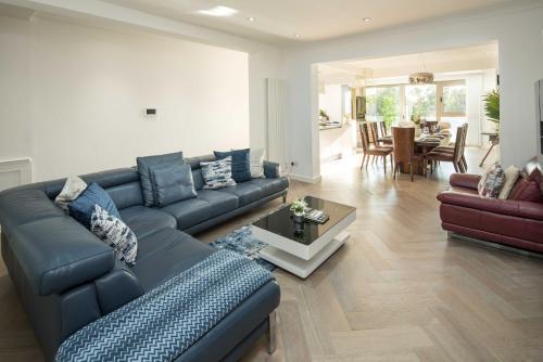 Luxury Pool House with Free Parking - Unico Residences - Tap to explore photos