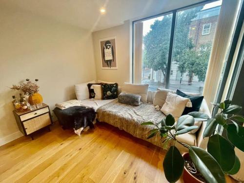 Modern 1 King Size Apartment in Angel near canal - Tap to explore photos