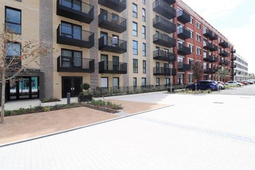 Modern Flat Close to Heathrow Airport & Central London - Tap to explore photos