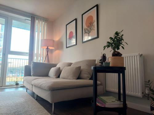 Modern Flat Close to Heathrow Airport & Central London - Tap to explore photos