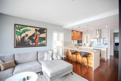 PHOE1-3B - Harbour Haven Townhouse - Tap to explore photos