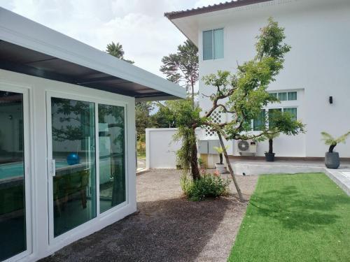 Phuket villa Naiyang - Tap to explore photos