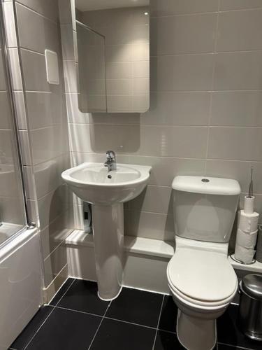Spacious Single Room - Tap to explore photos