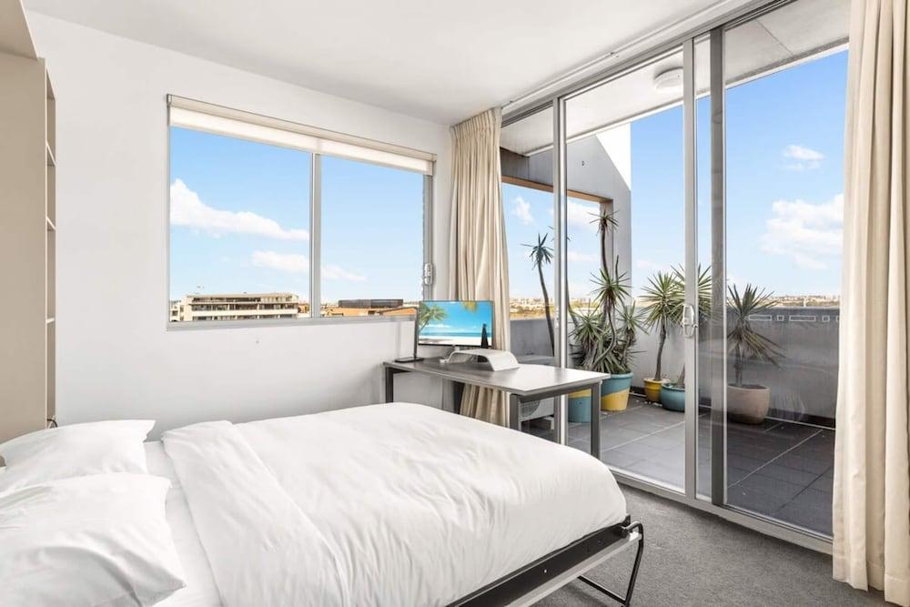 Spacious 2-bed With Two Balconies With City Views - Tap to explore photos