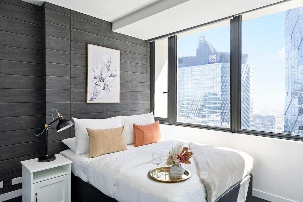 A Cozy 2BR Apt on Spencer St With Free Parking - Tap to explore photos
