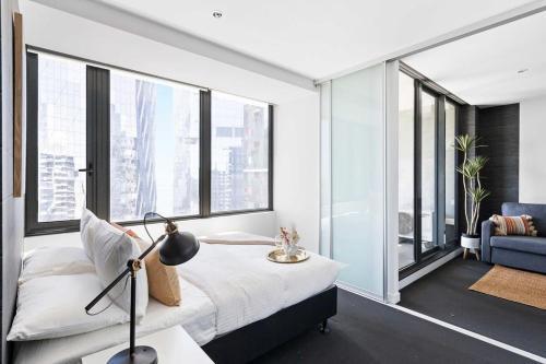 A Cozy 2BR Apt on Spencer St With Free Parking - Tap to explore photos