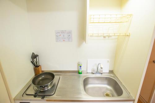 Charming Guesthouse in the Heart of Okubo 丶Steps to Metro and Convenient Travel! EoS11 - Tap to explore photos