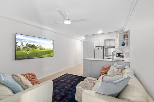 Bondi Beach Waves 2 Beachfront Apartment - Tap to explore photos