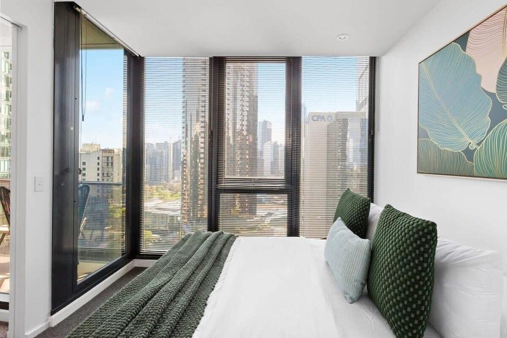 Southbank 2BR Apt City Views, Free Parking - Tap to explore photos