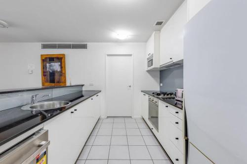 A Comfy 2BR Apt Right Next to Darling Harbour - Tap to explore photos