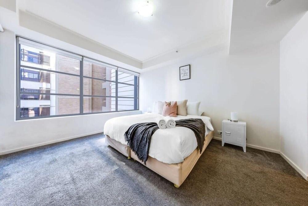A Comfy 2BR Apt Right Next to Darling Harbour - Tap to explore photos