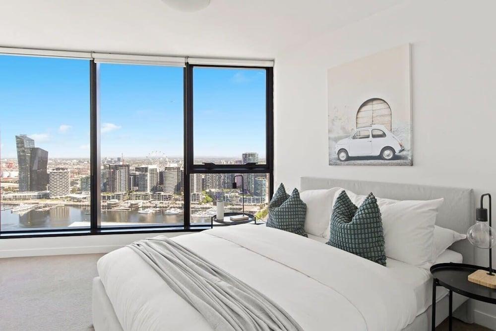 A 2BR Apt With Amazing Harbor Views, Free Parking - Tap to explore photos