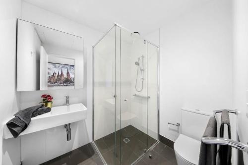 A Stylish 2BR Apt with City Views in Southbank - Tap to explore photos